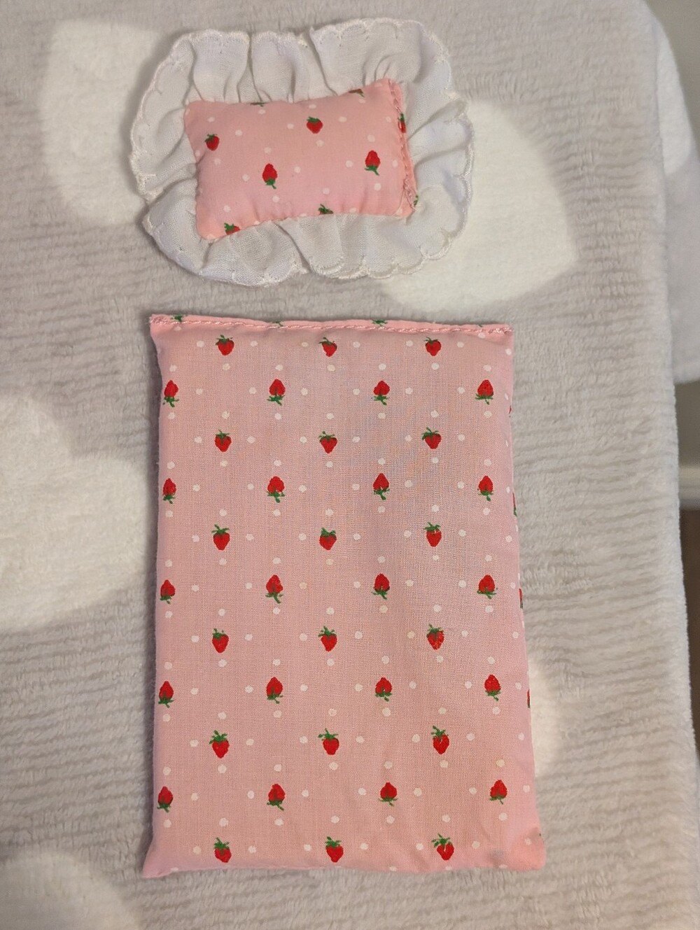 Vintage Strawberry Shortcake "Berry Happy Home" Berry Snuggly Bedroom, 1983 - Picture 5 of 12